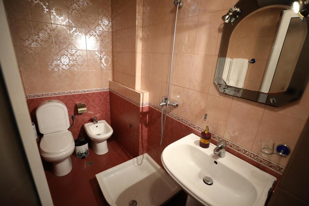 Little Corner Hostel Tiranë Ngoại thất bức ảnh