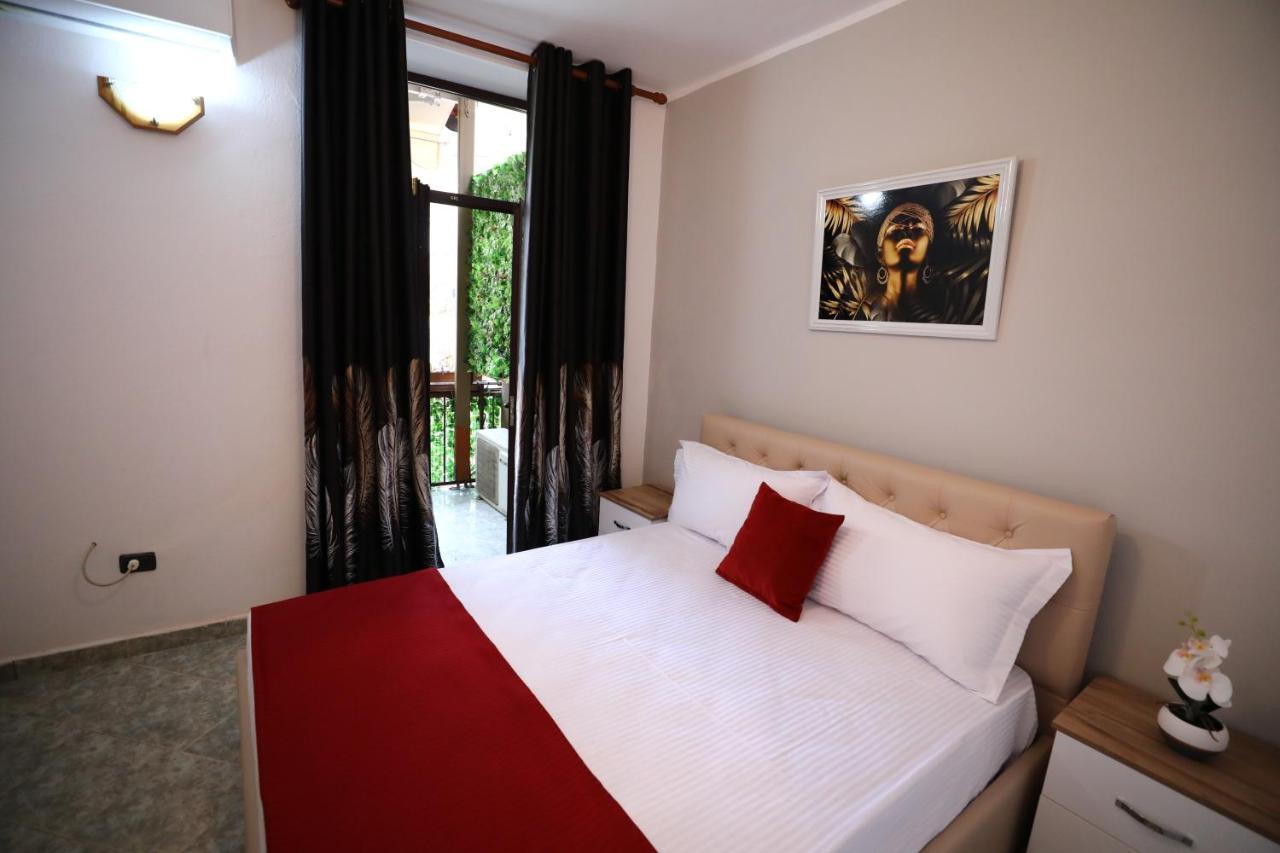 Little Corner Hostel Tiranë Ngoại thất bức ảnh